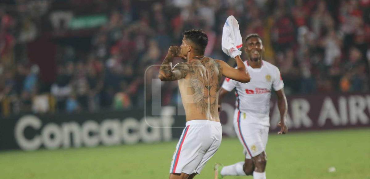 El lateral brasileño <b>Gabriel Araujo cobró el tiro libre que se desvió y significó el gol del título del Olimpia.</b>