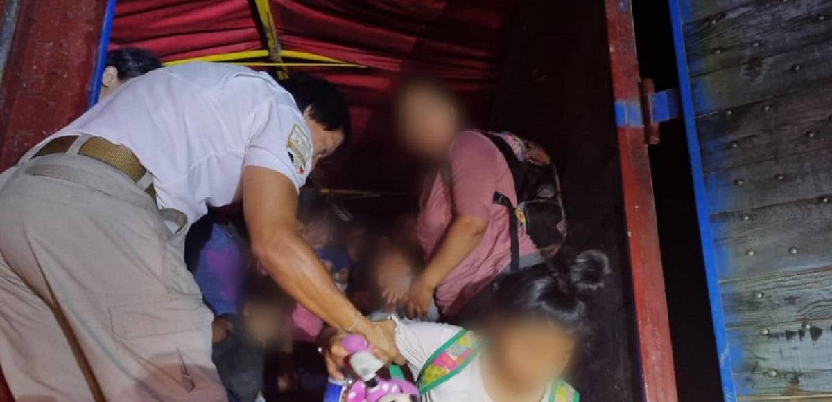 Rescatan a 87 migrantes en un tractocamión en México