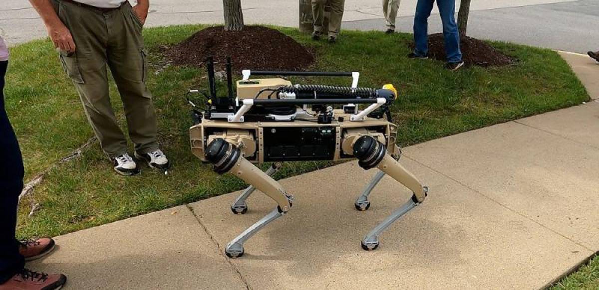 El programa AGSV colaboró con la compañía Ghost Robotics, que desarrolla sistemas robóticos avanzados, la cual vio la oportunidad de rediseñar su perro robot para adecuarlo a la misión de la CBP.