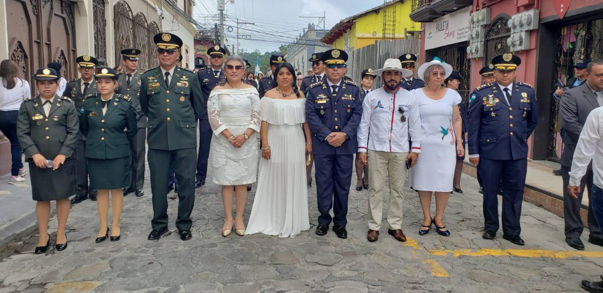 Autoridades educativas de Santa Rosa de Copán iniciaron con los defiles patrios.
