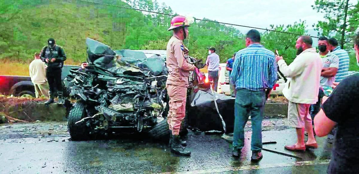 Periodista y su familia sufren accidente y muere su hijo