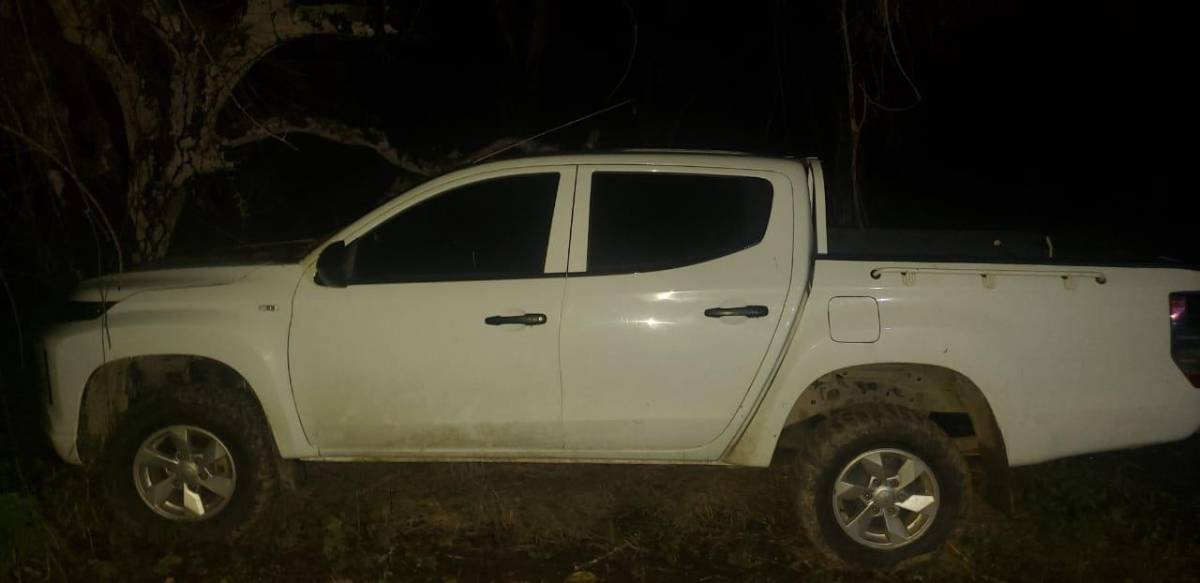 Hallan tres vehículos pickup con reporte de robo en zona montañosa de Azacualpa