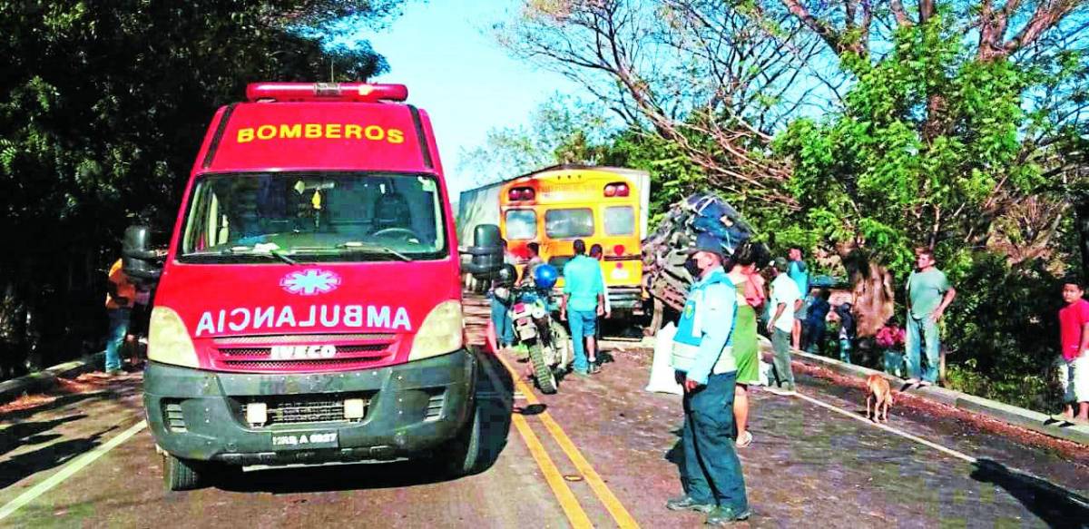 Choque de rastra y bus deja unos 20 heridos en El Triunfo, Choluteca