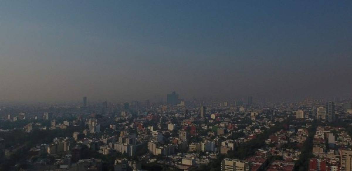 Usuarios de redes sociales han compartido imágenes que muestran a la capital envuelta por bruma y humo.