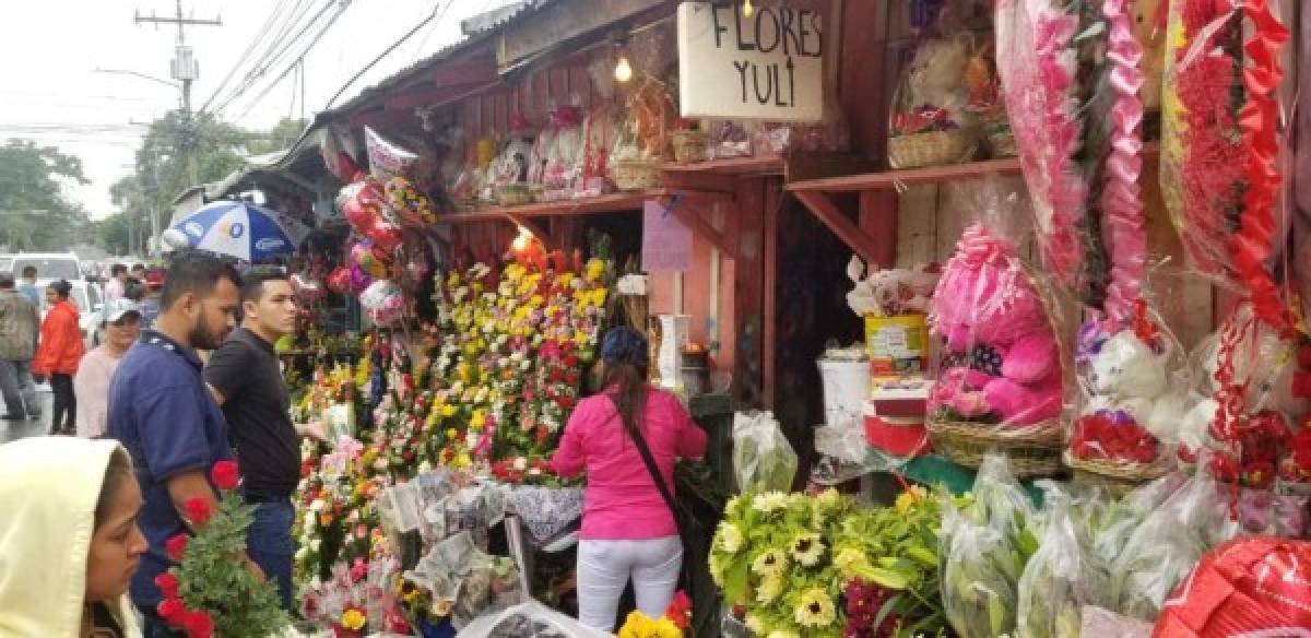 Otro elemento común asociado al amor es la presencia de Cupido, el pequeño niño desnudo y con arco y saetas con las que 'flecha' a los enamorados.