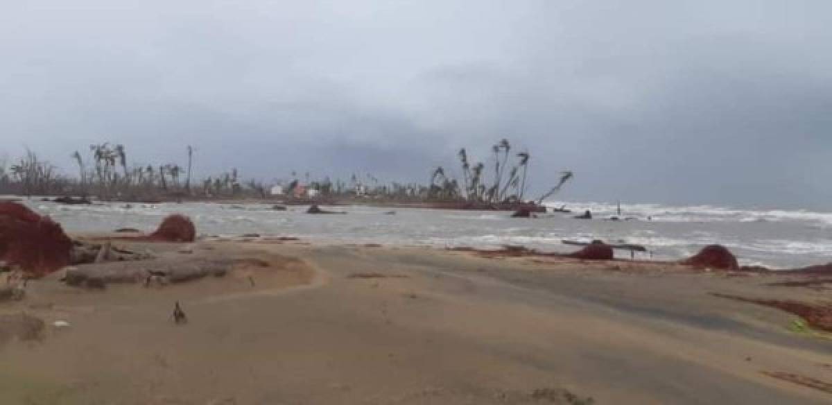 'El primer huracán (Eta, que impactó en la misma zona 13 días antes que Iota), cuando pegó, no estaba así, pero este que vino ahorita, ahí sí se partió Haulover en dos, porque fue demasiado fuerte. Todo ser destruido y queda como desierto', confirmó el miembro del Consejo de Ancianos de la comunidad indígena, Rumel Washington.