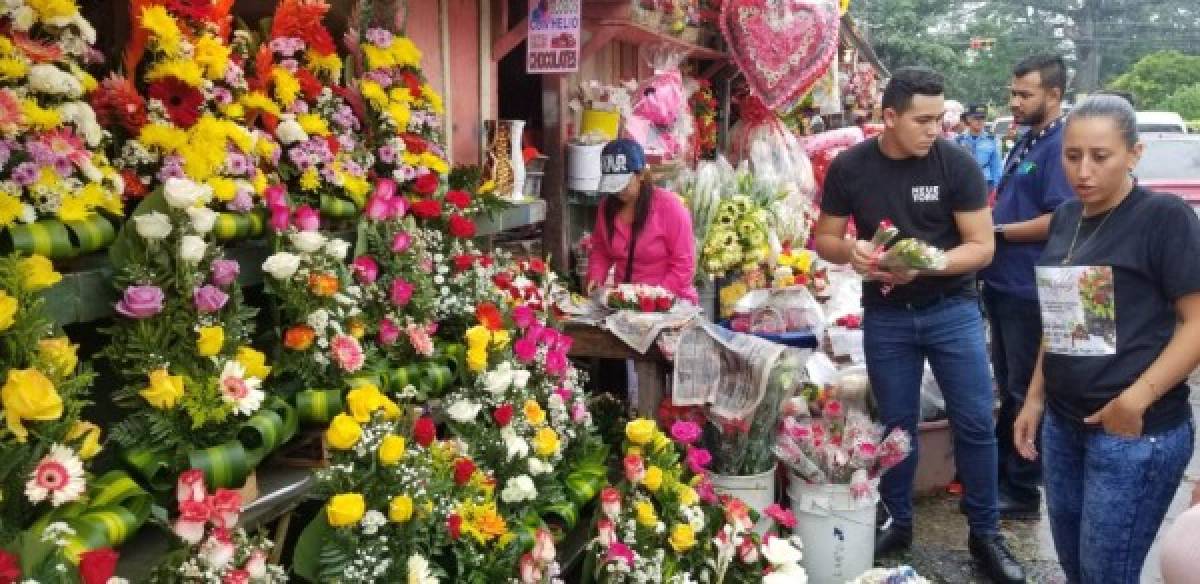 Además de las flores y los corazones, la frase 'como dos tórtolos' se asocia con el amor. Esta representación simboliza la armonía, paz, unión, el amor y la amistad entre dos personas.