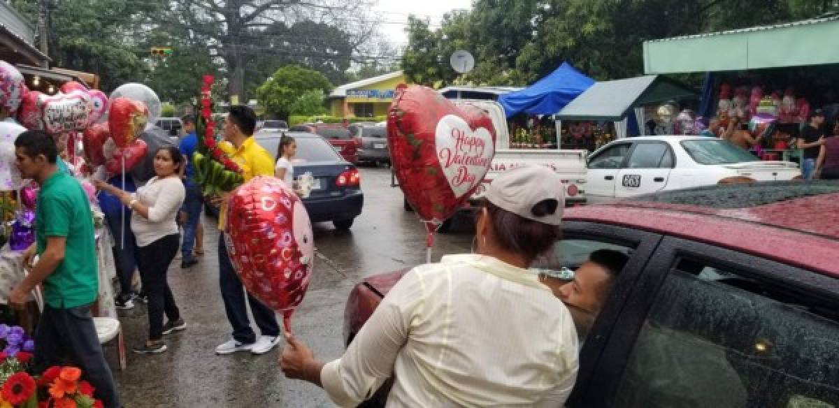 Aunque por lo general es el hombre quien obsequia, en Japón la costumbre es que sean las mujeres las que regales chocolates de color oscuro a su pareja o a sus amigos varones. Estos deben responder un mes después, durante el llamado Día Blanco, cuando obsequian chocolates, que deben ser de color blanco, para evitar que simplemente devuelvan los que recibieron.