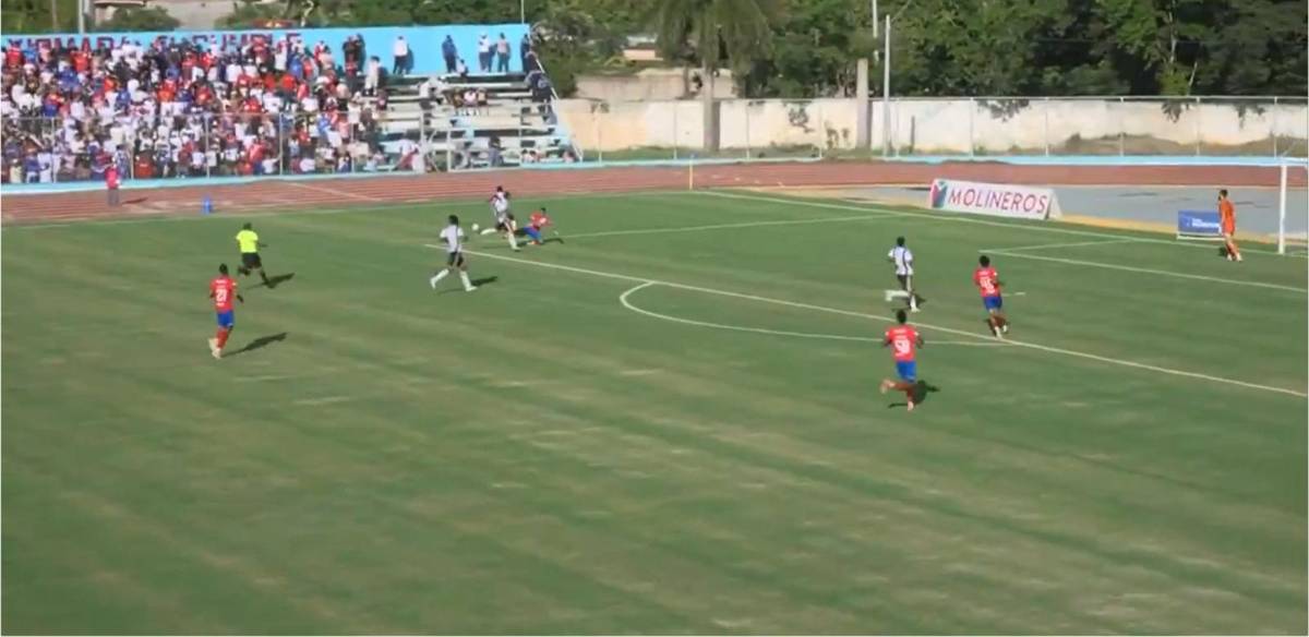 Chica de negro enamora, el penal que pidió Olimpia e insólita expulsión en Catacamas
