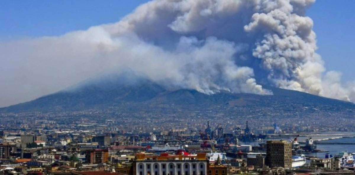 Mortales erupciones volcánicas: En el 2019 los volcanes que han estado 'dormidos' se harán notar provocando destrucción. <br/><br/>El volcán 'Vesubio', el más activo de Europa, localizado en Italia, pondrá en alerta al mundo.