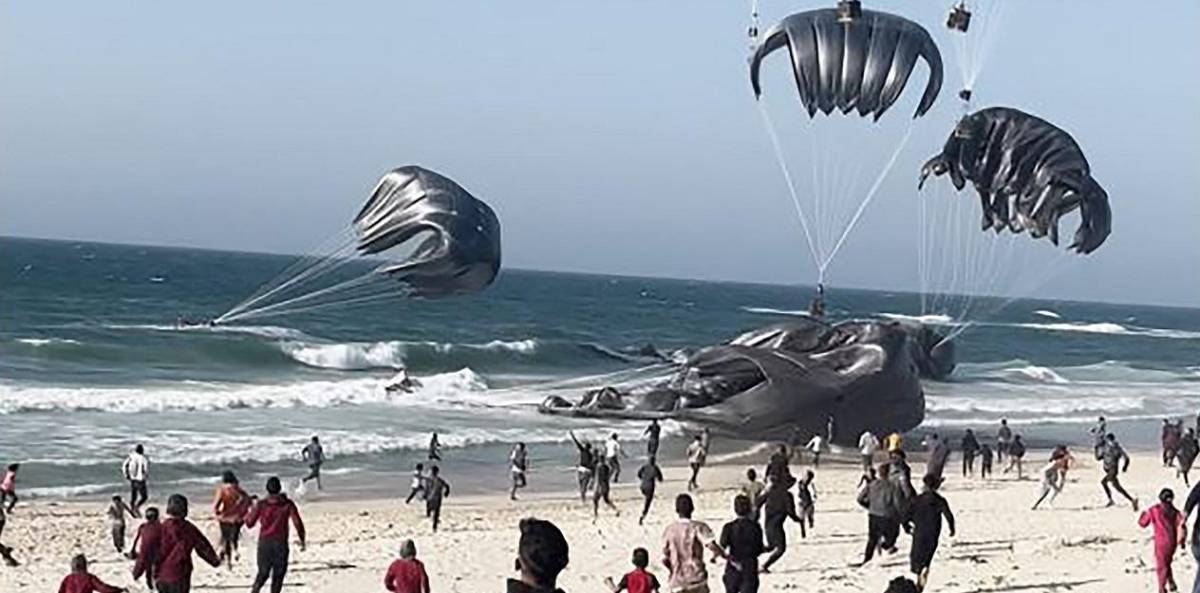 Aviones de EEUU lanzan raciones de alimentos sobre Gaza