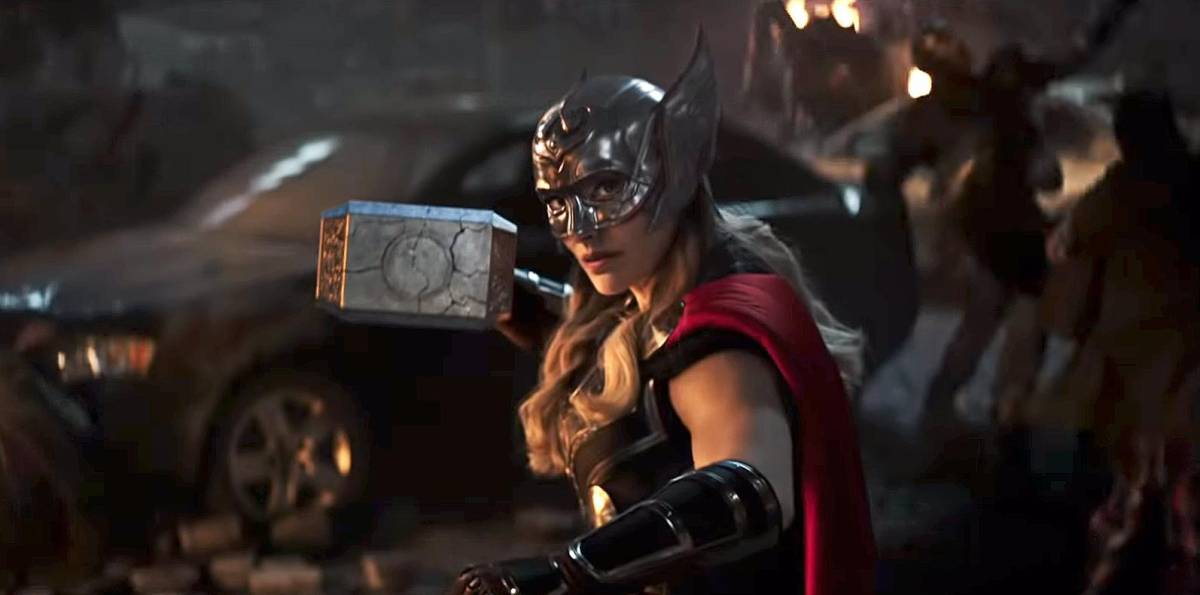 De cabello oscuro, bajita y figura estilizada, Natalie Portman luce como muchas cosas, menos como una divinidad nórdica. Que sea Mighty Thor, la nueva heroína de Marvel, destroce monstruos e invoque relámpagos con el martillo Mjölnir, le resulta divertido.
