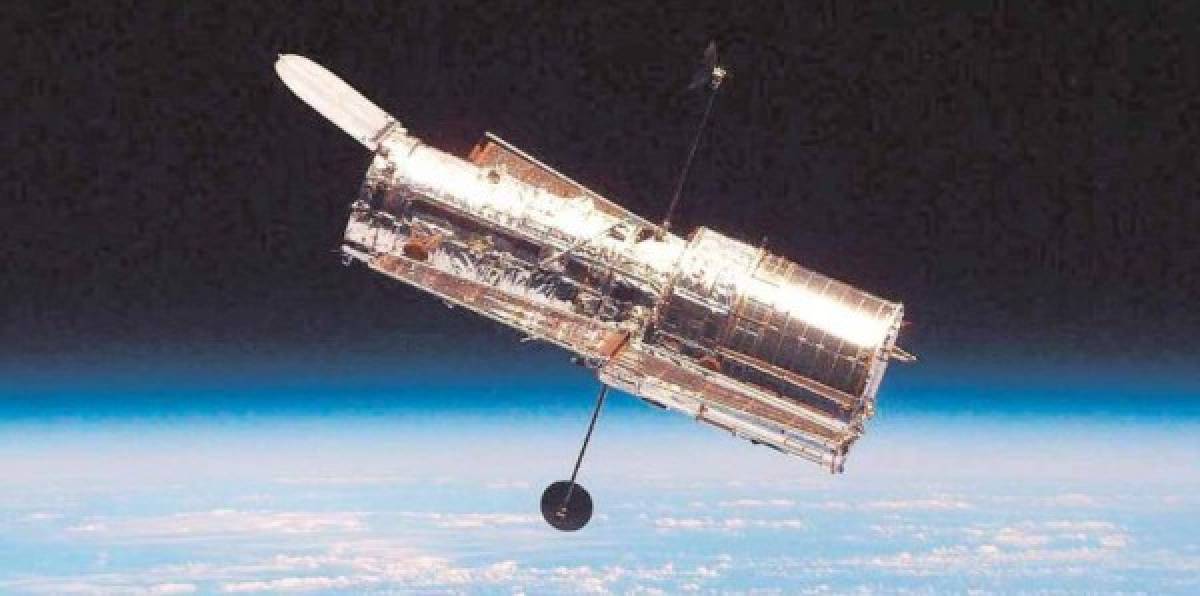 - 1990: Hubble -<br/><br/>El 25 de abril de 1990, se puso en órbita el primer telescopio espacial, a 547 km de la Tierra. Hubble, de 13 metros de largo, revolucionó el mundo de la astronomía y trastocó nuestra visión del Universo, al acumular imágenes del sistema solar, de la Vía Láctea y de galaxias muy lejanas.