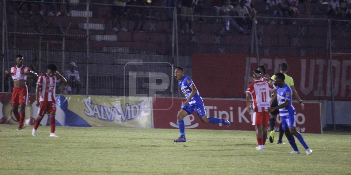 Allan Banegas fue el héroe al marcar un golazo que le dio el triunfo al Victoria ante Vida.