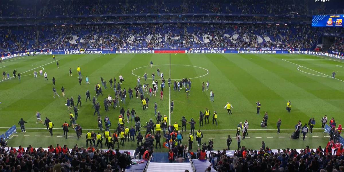 Aficionados del Espanyol invadieron el campo en pleno festejos de los jugadores del Barcelona.