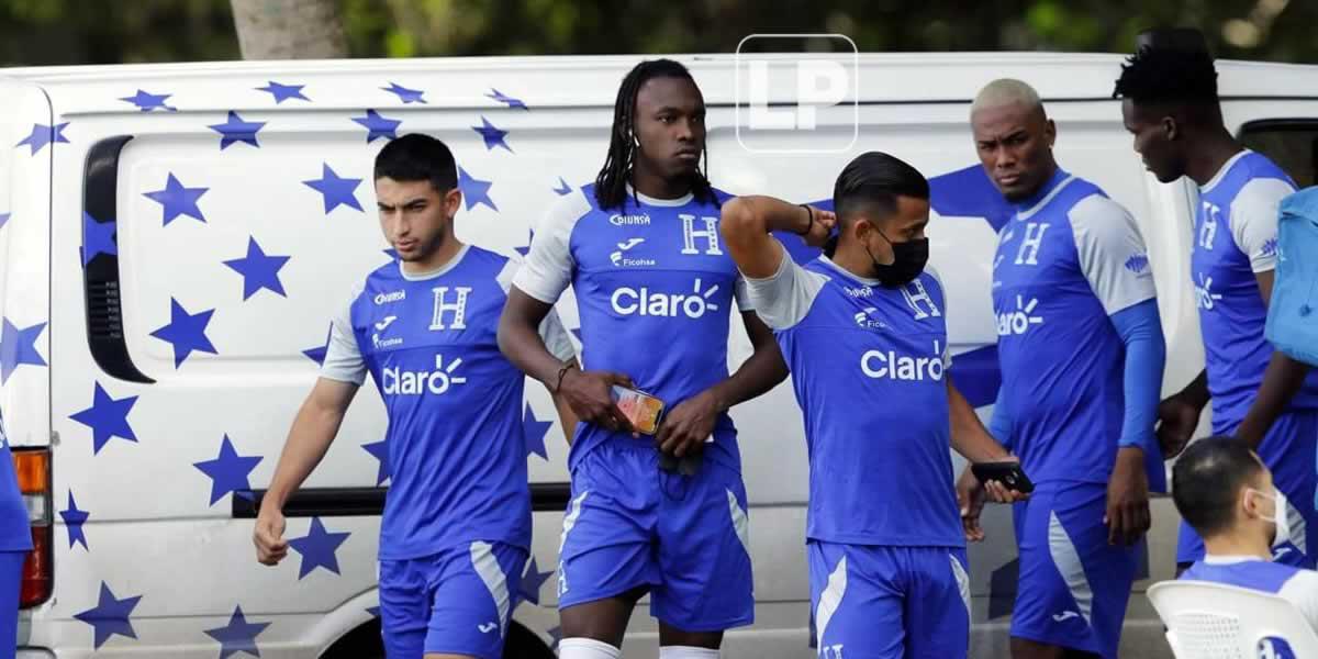 Jonathan Rubio, Alberh Elis, Edwin Rodríguez, Deybi Flores y Rubilio Castillo antes del entrenamiento.