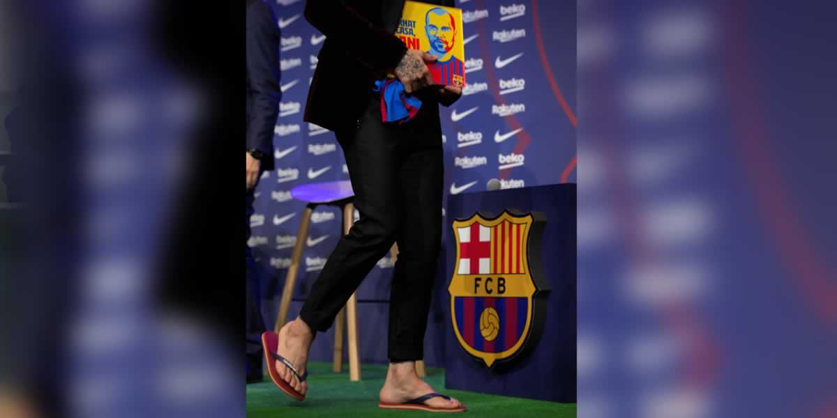 Dani Alves sorprendió a todos con su look en la presentación con el Barcelona.