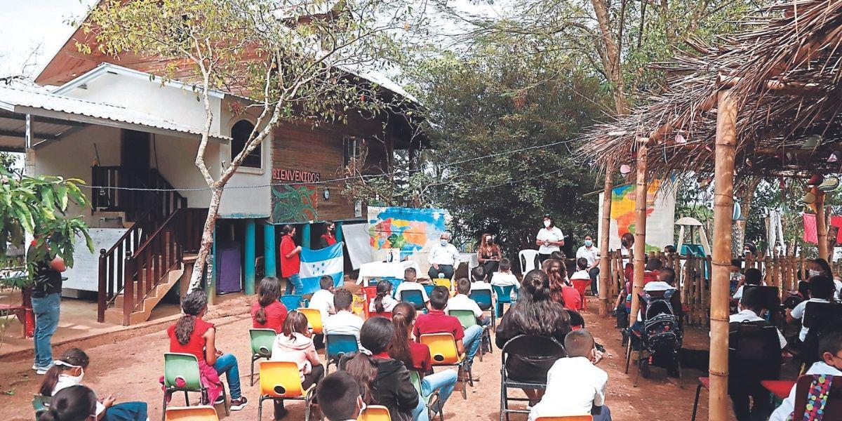 Escuela de Santa Cruz necesita ayuda para construir un centro