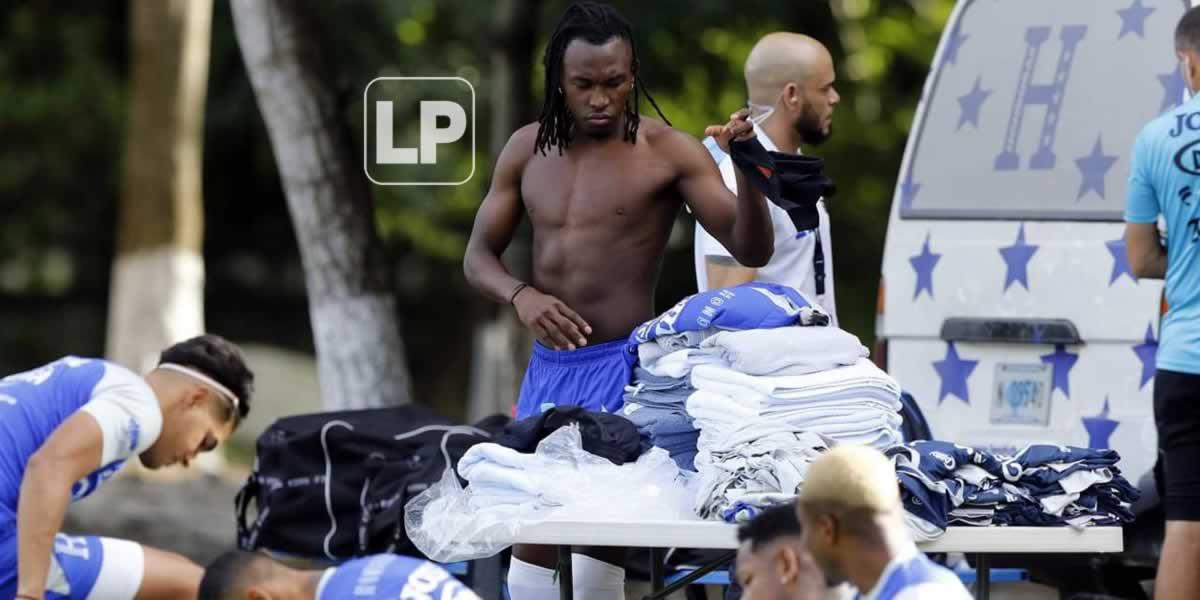 Alberth Elis preparándose para realizar el entrenamiento.