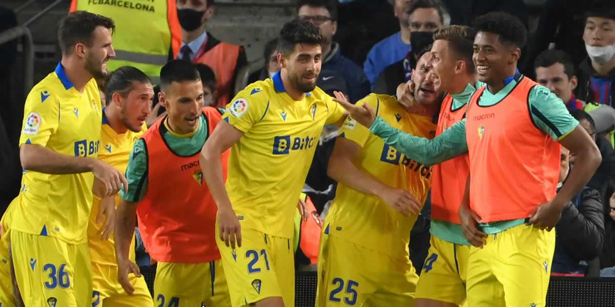 El Cádiz del ’Choco’ Lozano tumba al Barcelona y se acerca a la salvación en la Liga Española