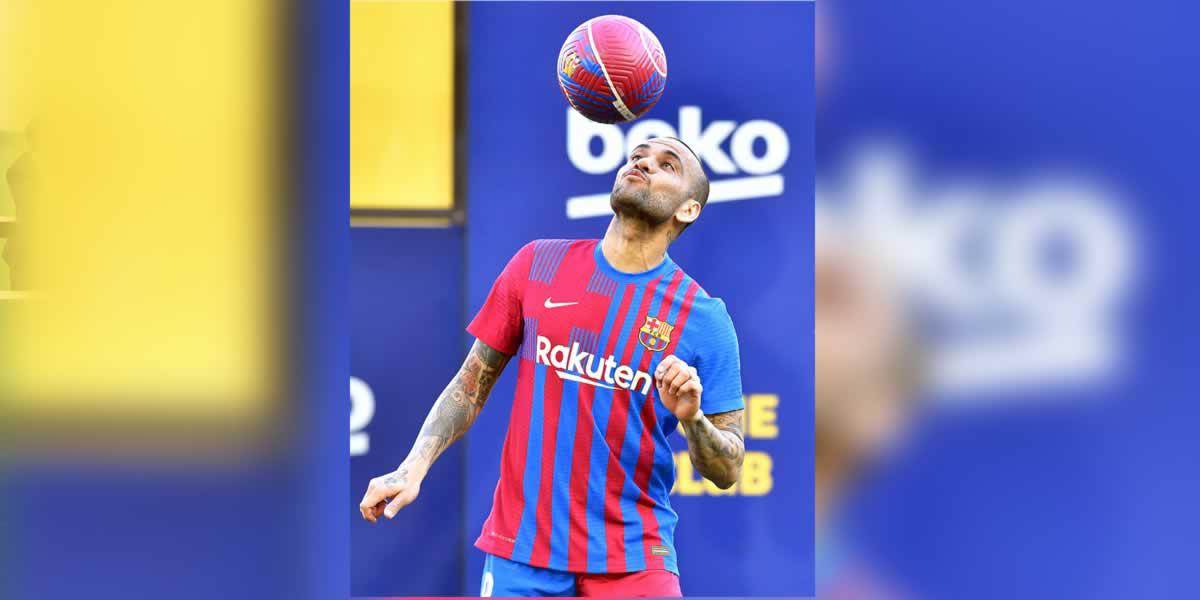 Dani Alves dominando el balón en su presentación, haciendo muestra de la calidad que posee.