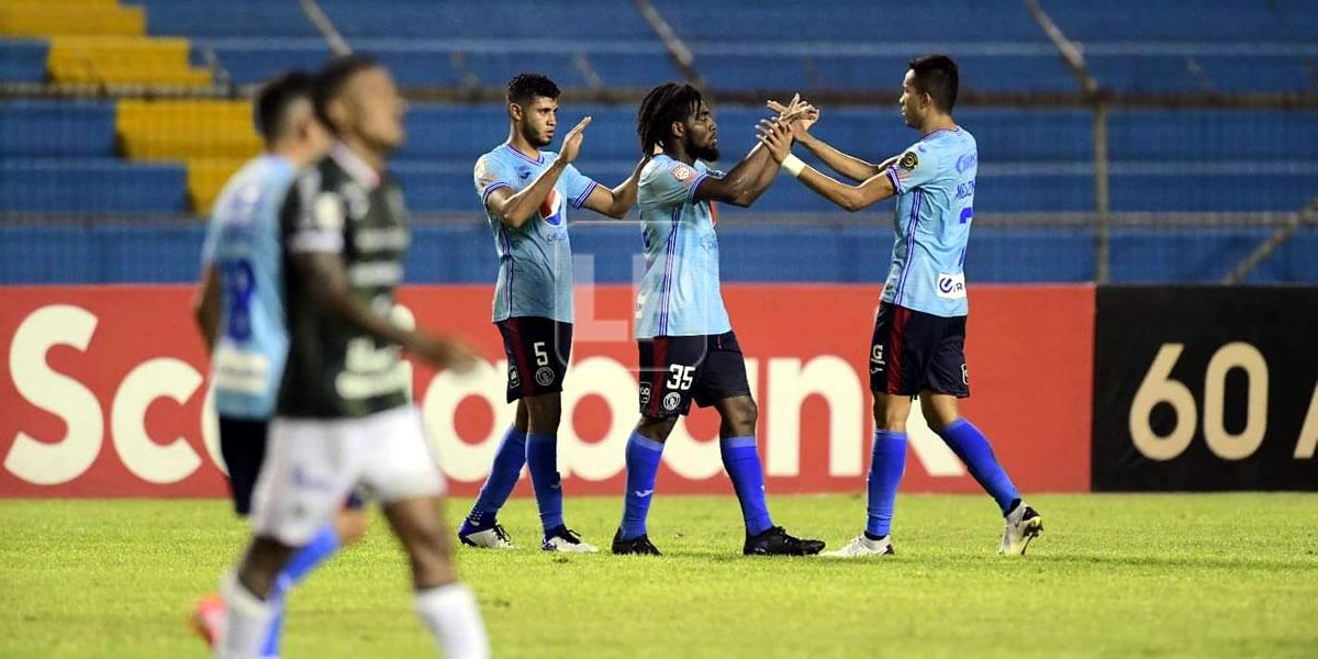 Los jugadores del Motagua festejando el triunfo ante Marathón al final del partido.