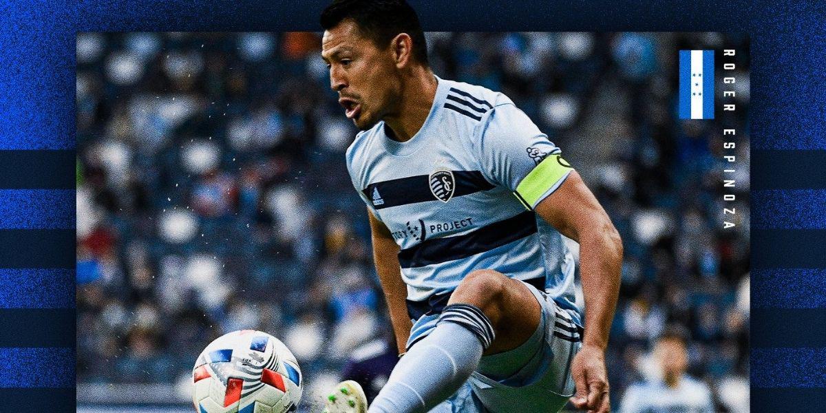 Se resiste al retiro: Roger Espinoza es renovado por el Sporting Kansas