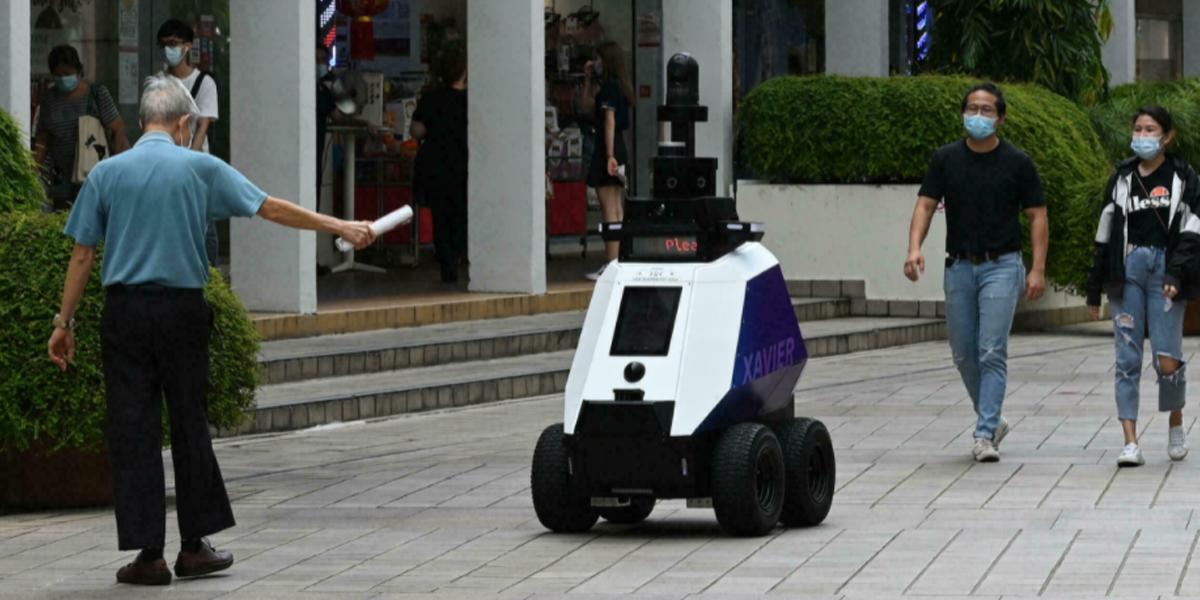 Hola RoboCop: robots patrulleros despiertan temores en Singapur