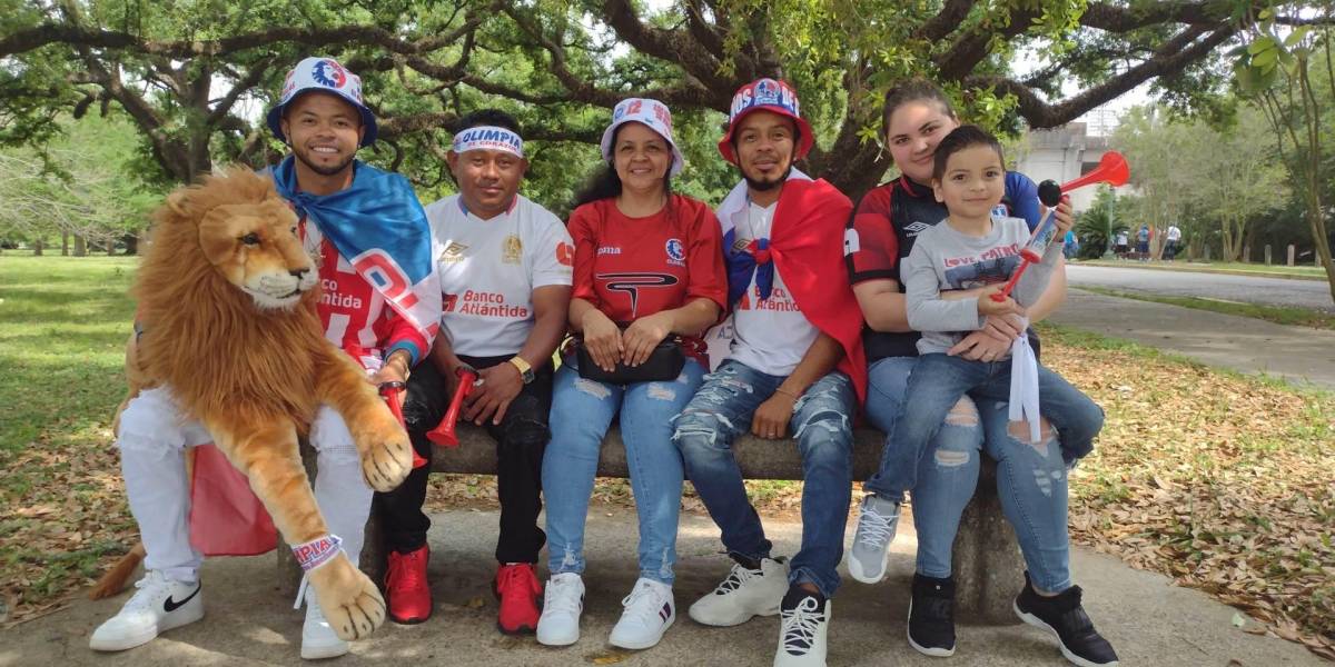 Aficionados del Olimpia llegaron desde muy temprano para ver a su amado León.