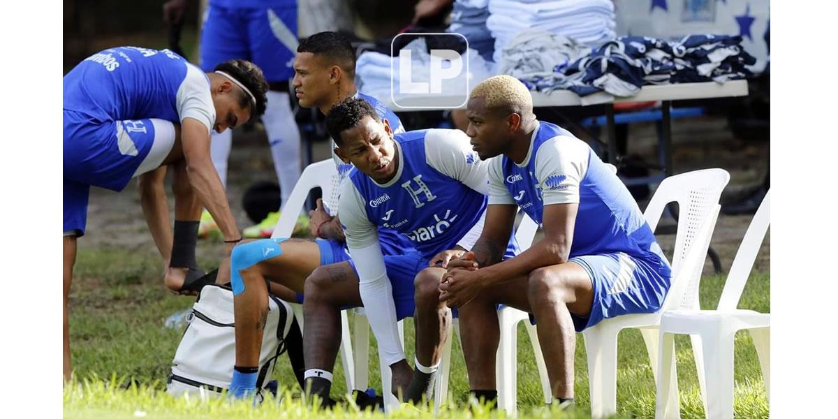 Romell Quioto y Kevin Álvarez charlando antes de empezar el entrenamiento.