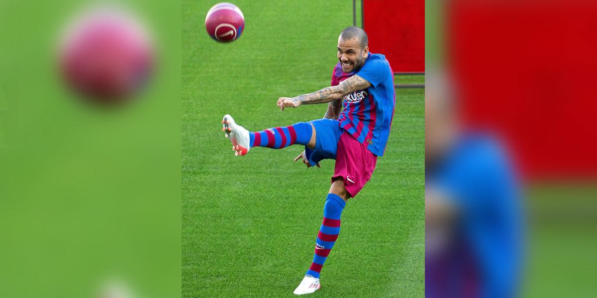 Dani Alves regaló balones a los aficionados del Barcelona.