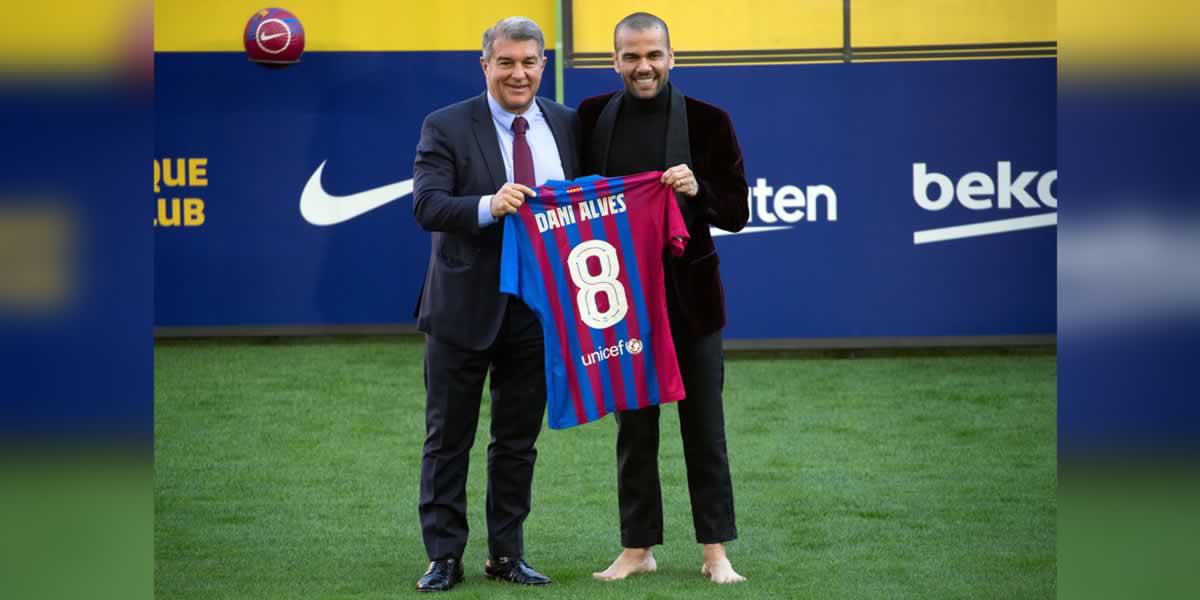 Dani Alves mostrando junto a Joan Laporta la camiseta con el dorsal ‘8’ que usará en homenaje a Hristo Stoichkov y Andrés Iniesta.