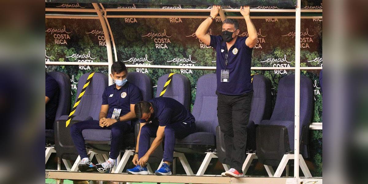 A Luis Fernando Suárez la afición de Costa Rica le pidió su salida durante el partido. El entrenador colombiano estaba tranquilo en el banquillo.