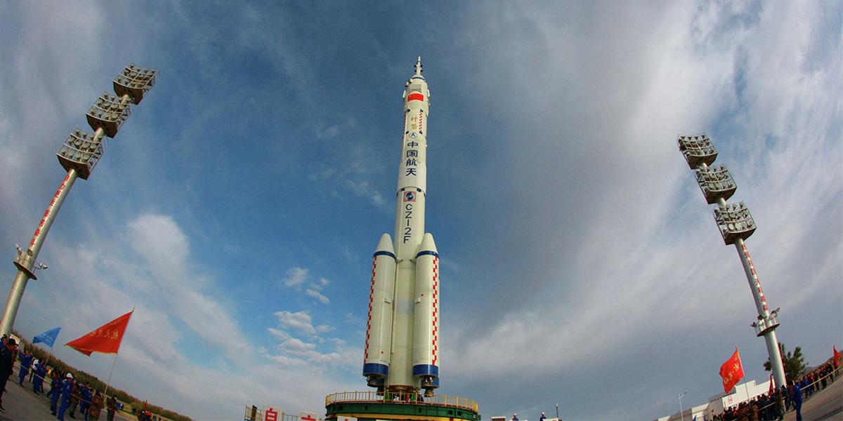 China lanza con éxito la nave con la nueva tripulación a su estación espacial