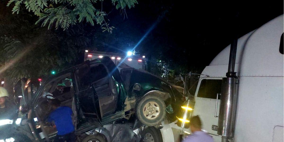 “Estaba estacionado y me arrolló”: Hondureños se salvan de tragedia en carretera