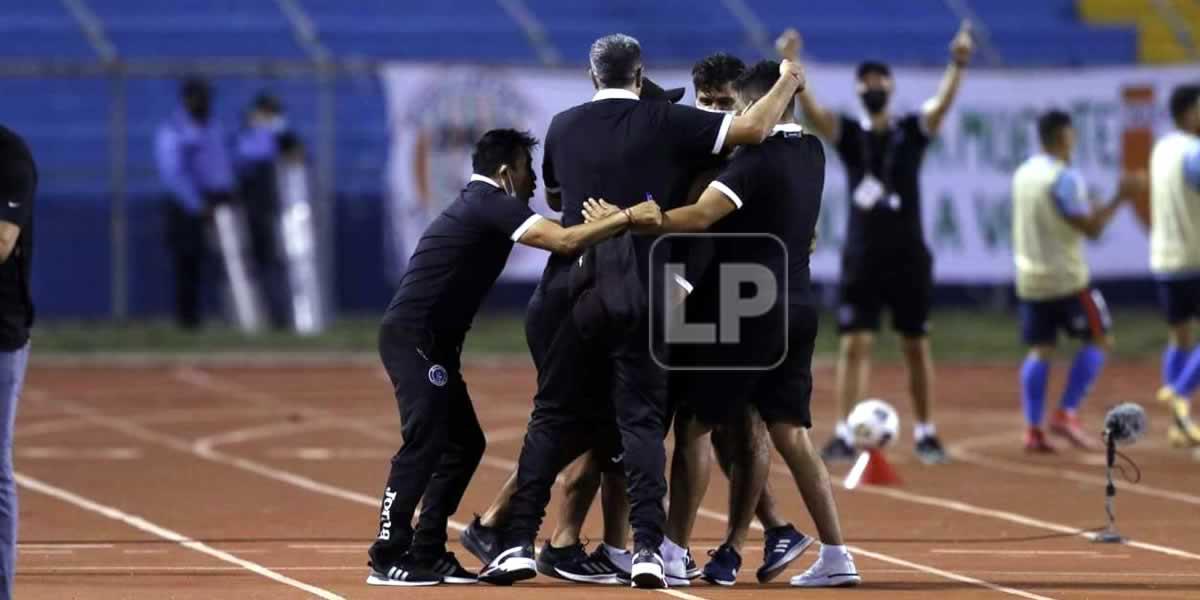 El cuerpo técnico del Motagua celebrando el segundo gol del partido ante Marathón.