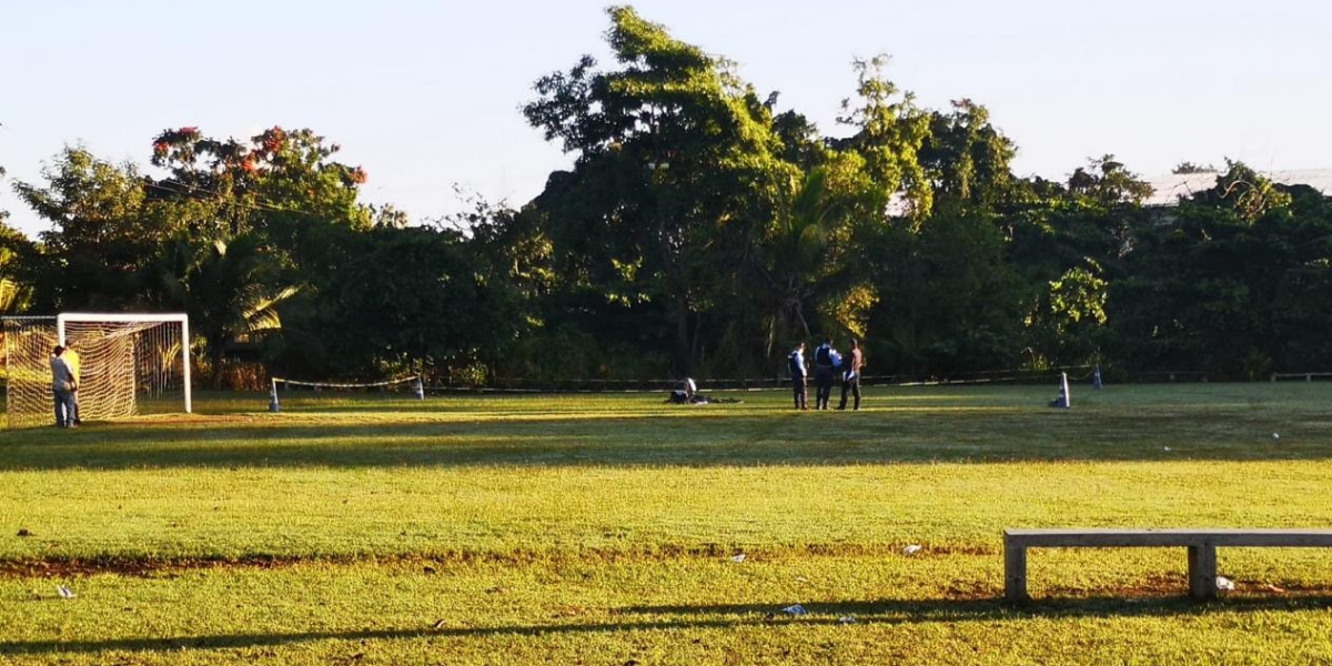 Dentro de campo de fútbol hallan asesinado a un hombre en Puerto Cortés