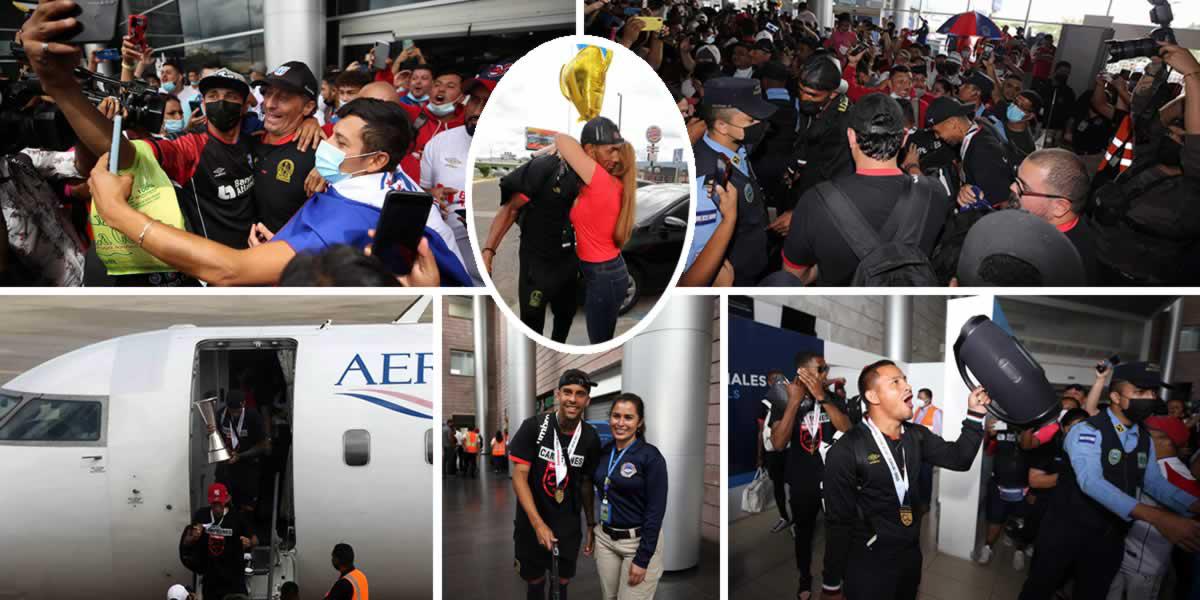 El plantel del Olimpia volvió a Honduras tras ganar el título de la Liga Concacaf ante Alajuelense en Costa Rica y fue recibido por una multitud de aficionados olimpistas en el aeropuerto Toncontín de Tegucigalpa.