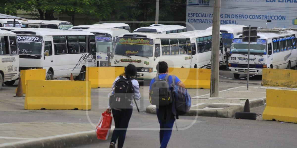 Unidas estacionadas del transporte interurbano aparecen en una imagen captada por LA PRENSA. 