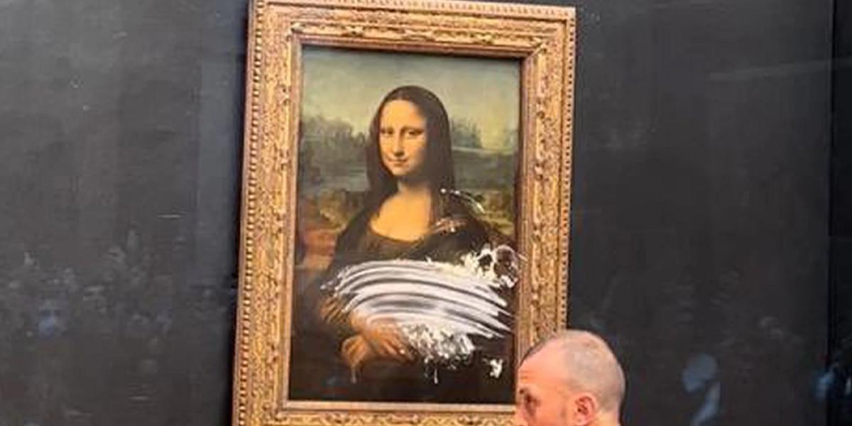 Video viral: Un visitante del Louvre lanza un pastel a la Gioconda