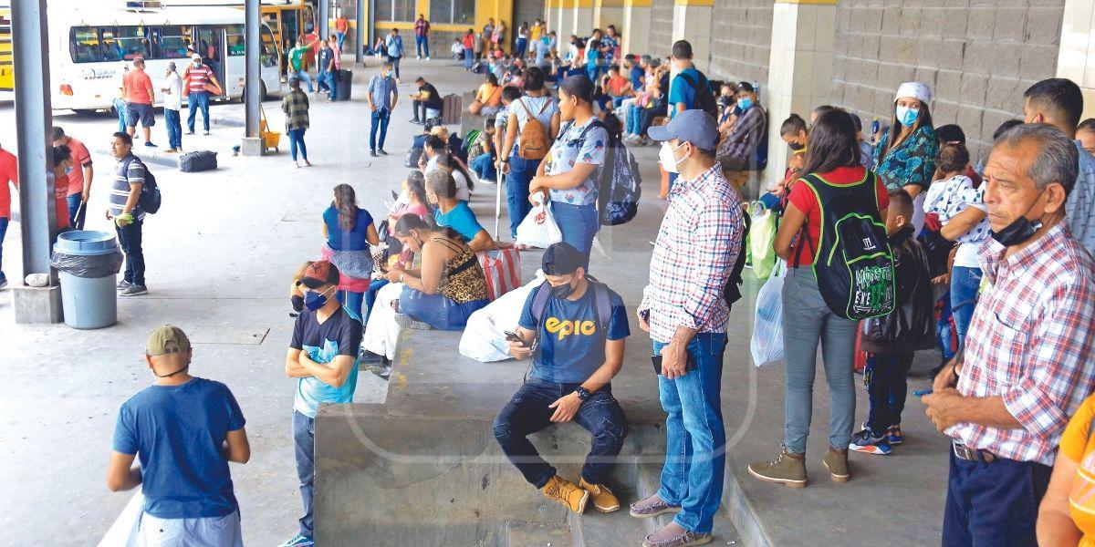 Otros, por las lejanas distancias, tuvieron que esperar a que el transporte se reactivara en la terminal de San Pedro Sula. 