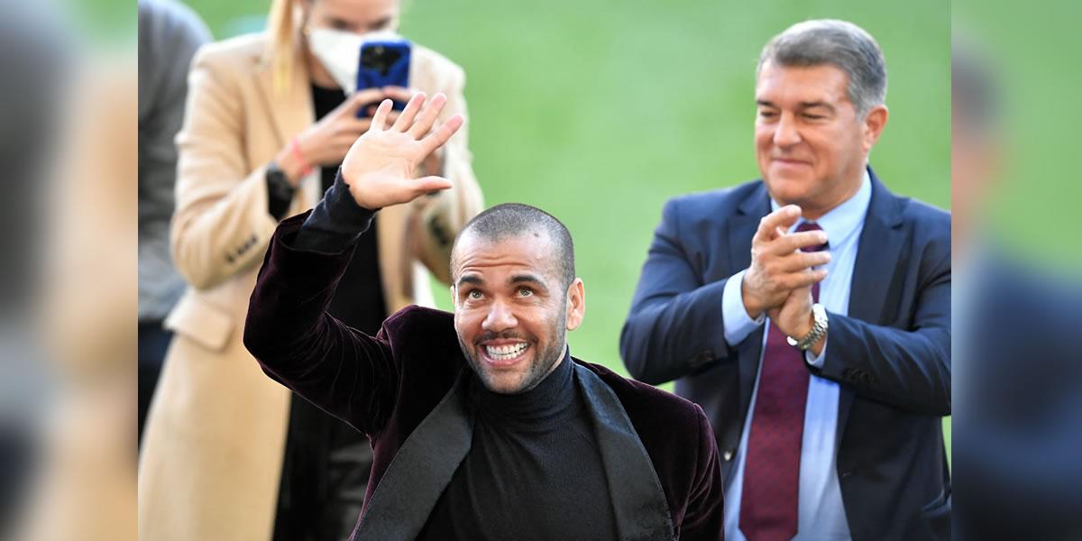 El futbolista brasileño saludando a los aficionados azulgranas que llegaron a su presentación en el Camp Nou.