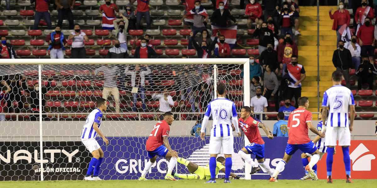 Los jugadores de Costa Rica corren a celebrar el gol de Gerson Torres que le dio el triunfo ante Honduras. Los catrachos quedaron helados por ese mazazo.