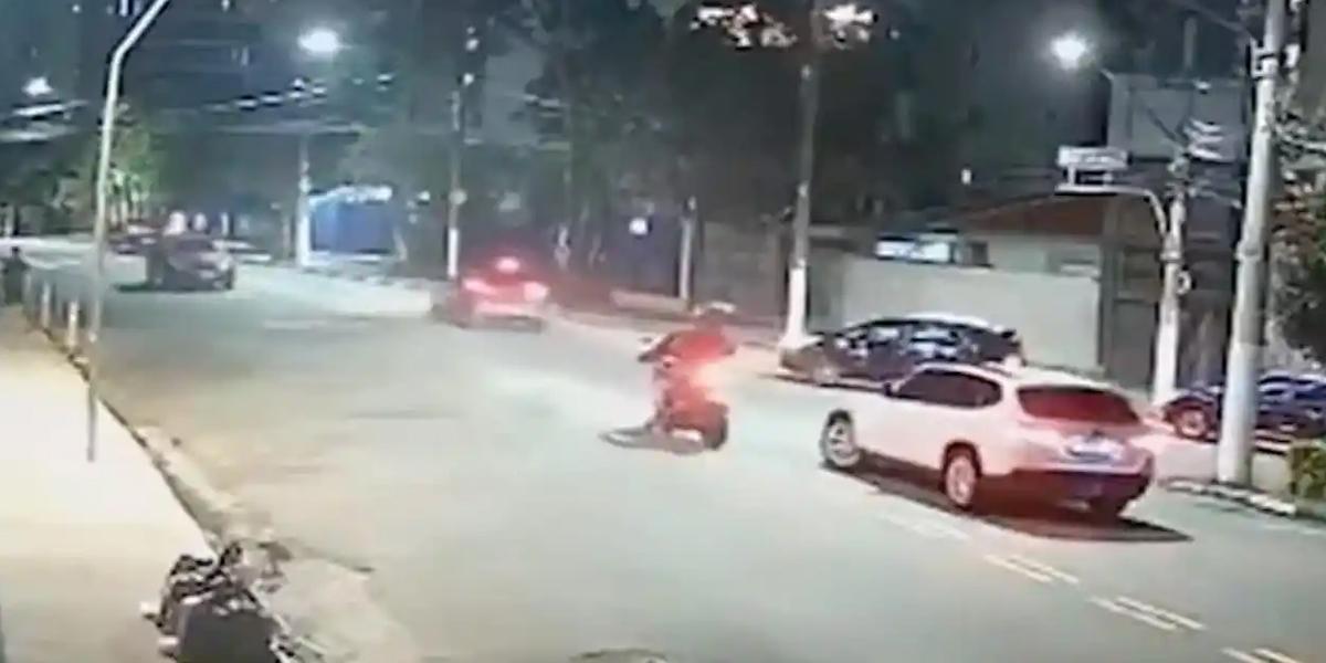 Video viral: Mujer atropella a dos hombres que la querían asaltar