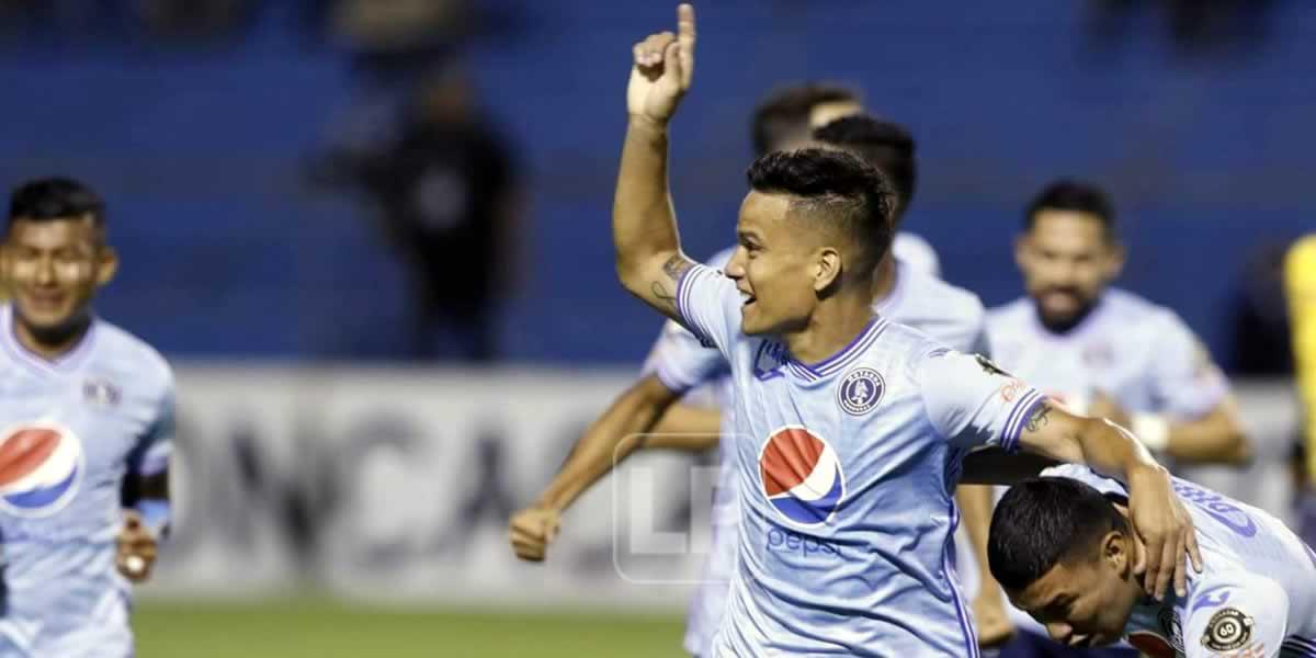 Diego Auzqui marcó tras la asistencia de Kevin López y celebró el gol con su compañero.