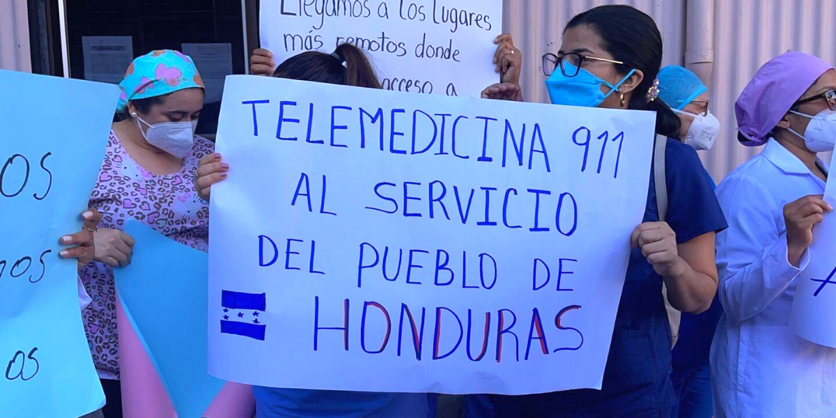 Médicos del 911 protestan frente a Finanzas por falta de 5 meses de salario