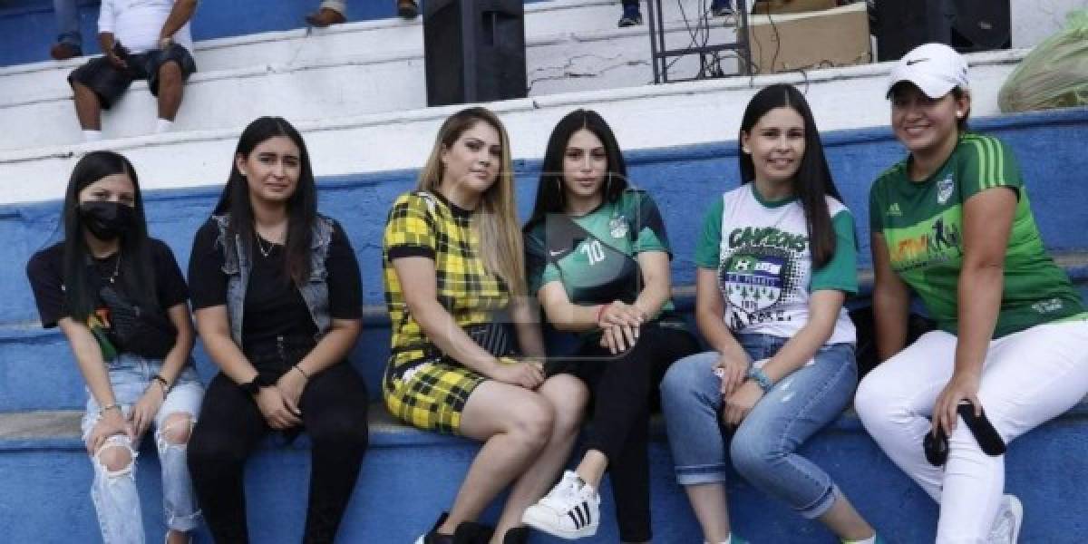 Jovenes posan frente a las cámaras de OPSA en el estadio John F. Kennedy.