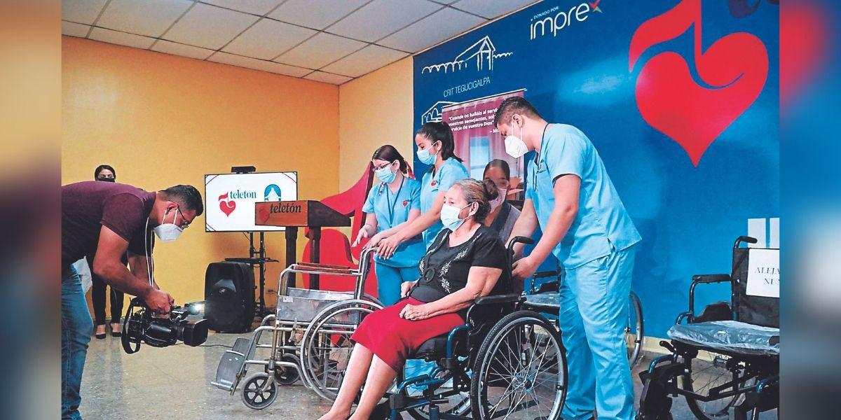 Donan más de 300 sillas de ruedas para pacientes de fundación Teletón