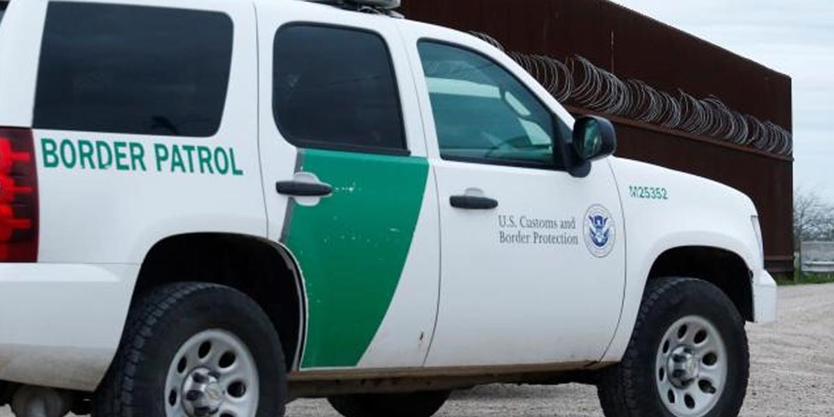 Agentes fronterizos descubren 80 indocumentados en camión de carga en Texas
