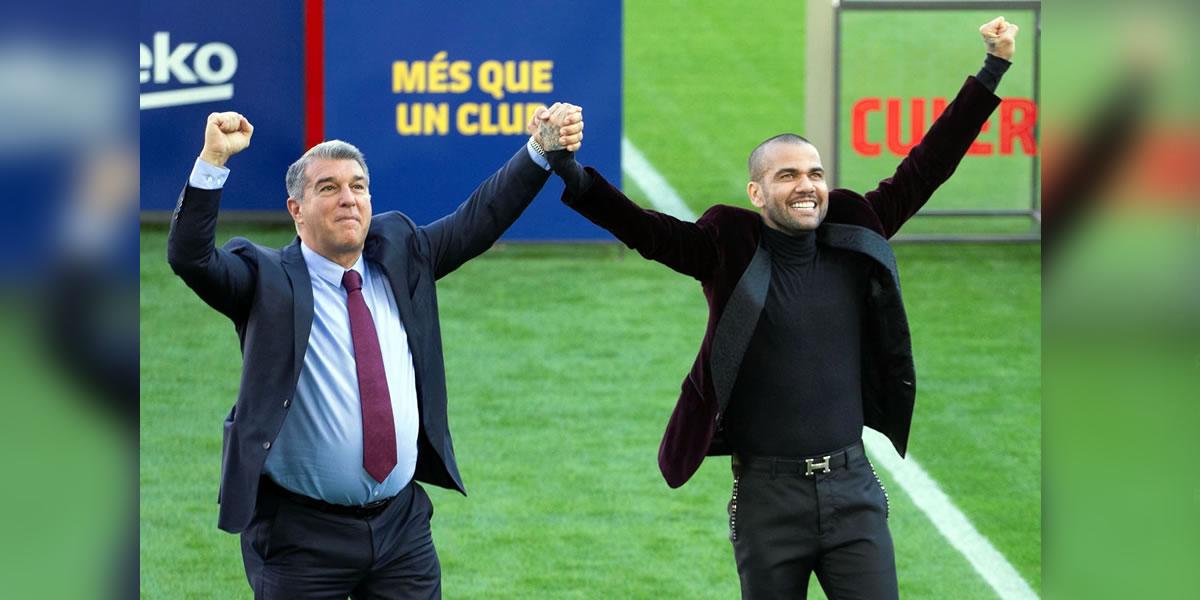 Alves entregado a la afición del FC Barcelona.